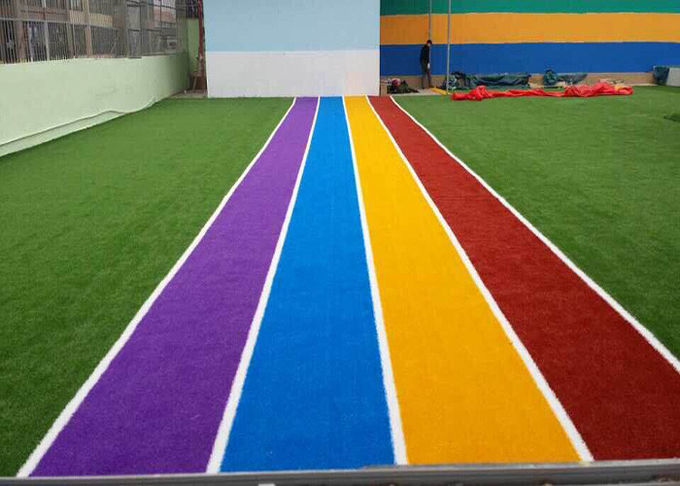 Kids Playing Putting Coloured Sports Artificial Grass With Shock Pad Grassland 0